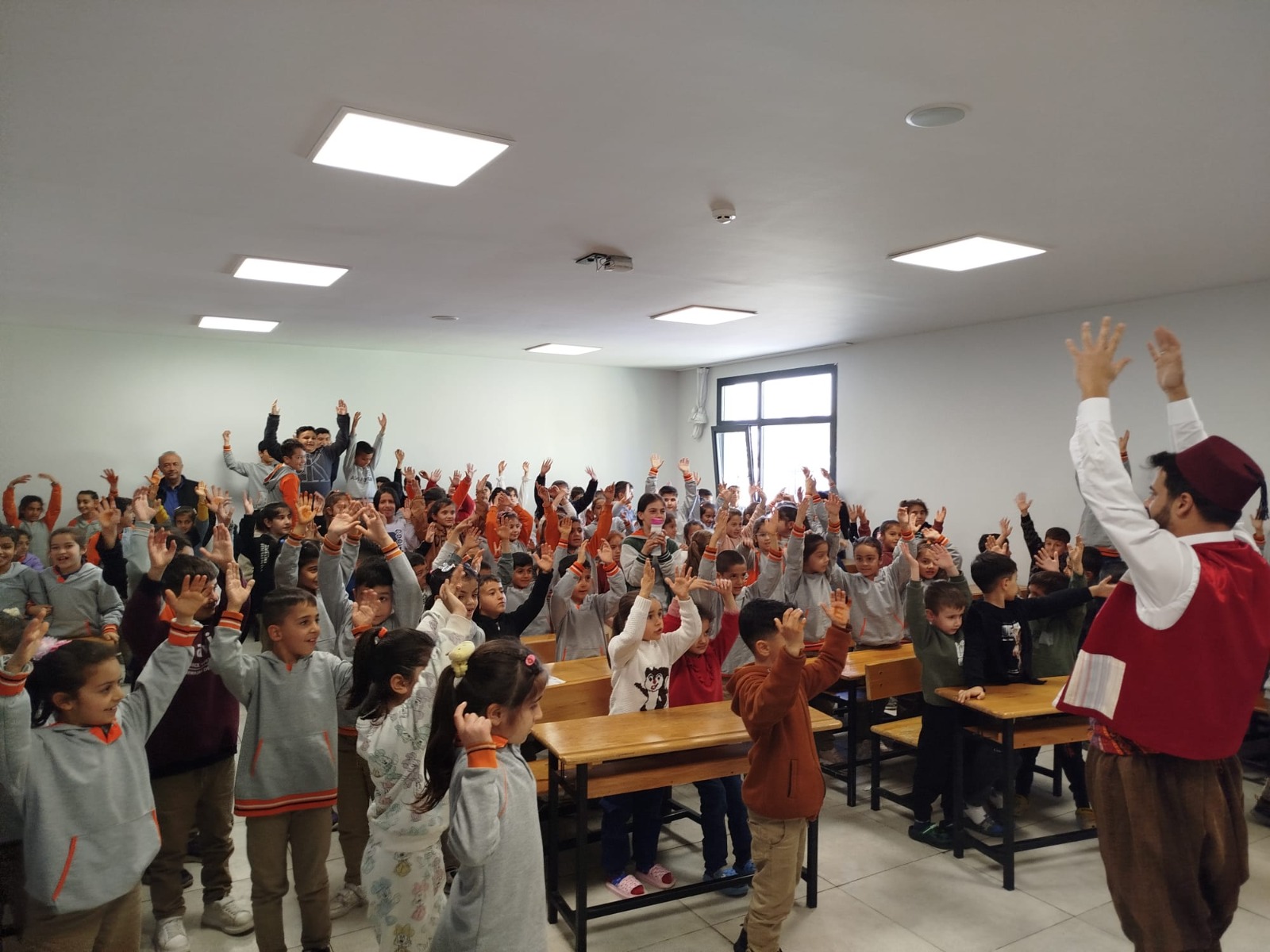 BÜYÜKŞEHİR ŞEHİR TİYATROSU OYUNCULARI DÜNYA TİYATRO GÜNÜ’NÜ ÖĞRENCİLERLE KUTLADI