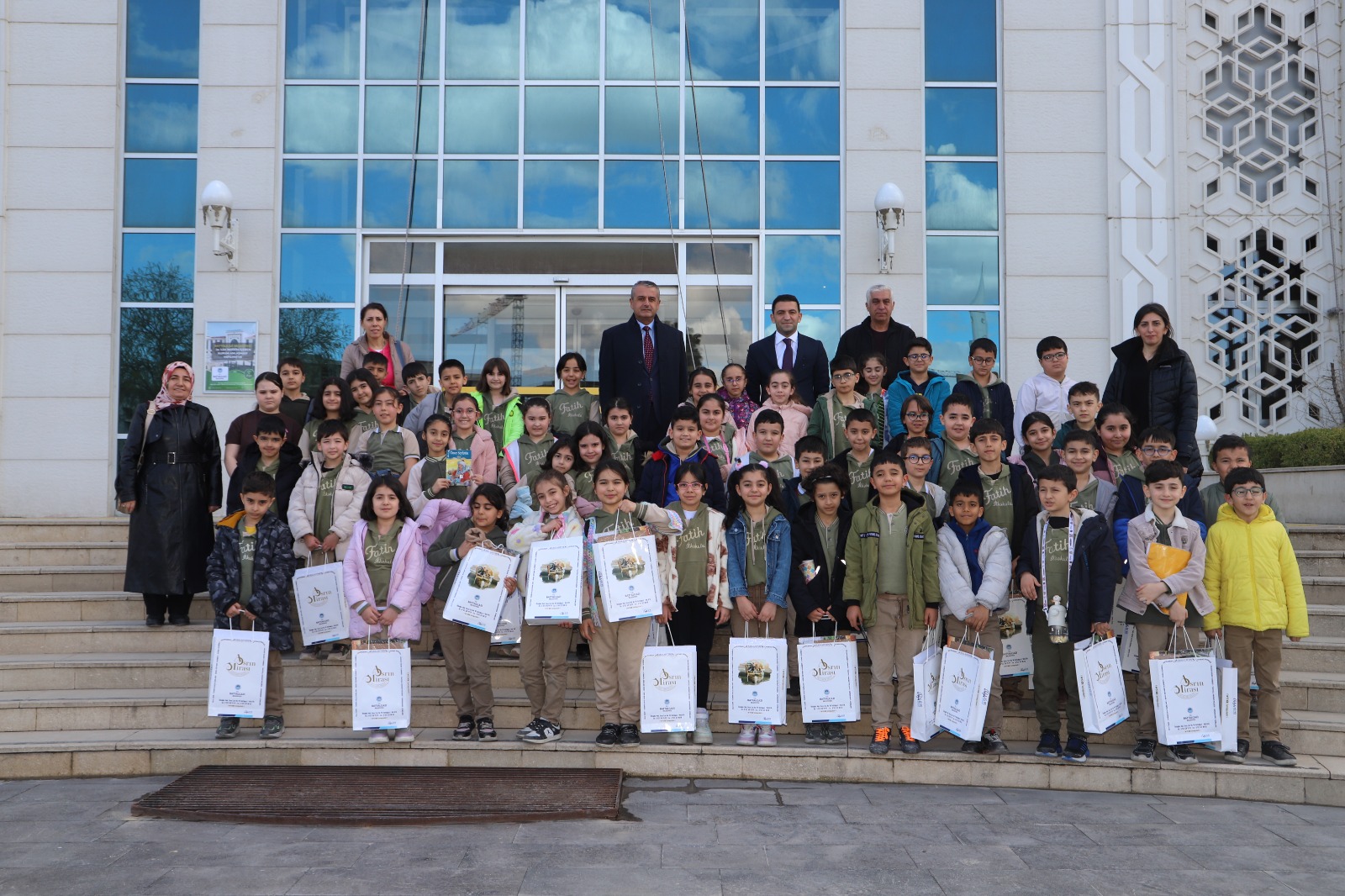 FATİH İLKOKULU ÖĞRENCİLERİ BELEDİYE HİZMETLERİNİ YERİNDE İNCELEDİ