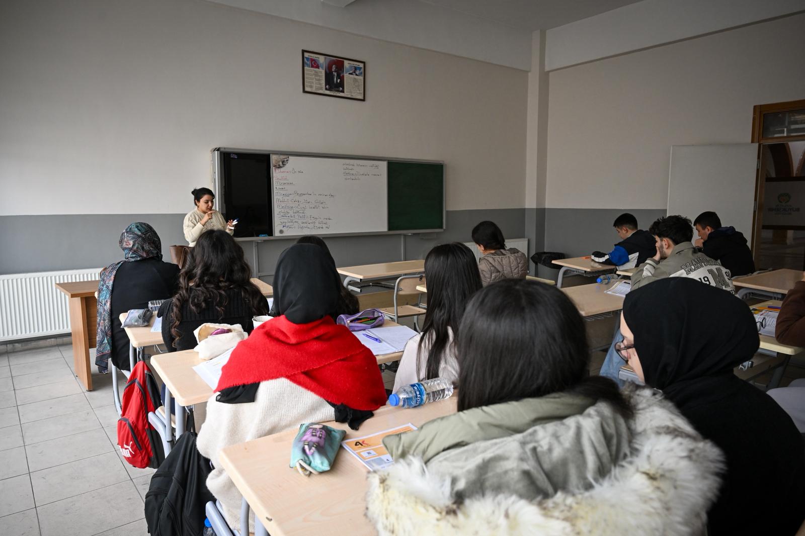 GENÇLERİN ÜNİVERSİTE HEDEFİNE  BÜYÜKŞEHİR BELEDİYESİ’NDEN DESTEK