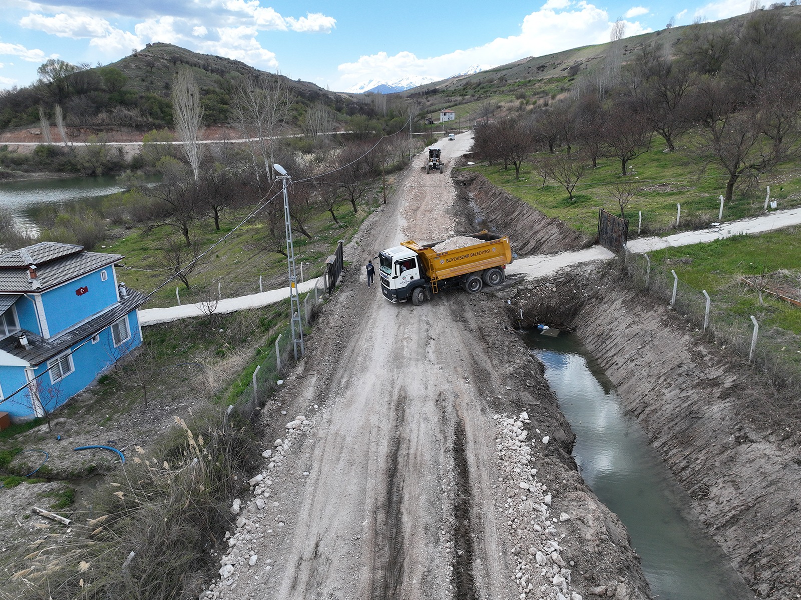 MALATYA BÜYÜKŞEHİR BELEDİYESİ AKÇADAĞ’DA GRUP YOLUNU YENİLİYOR