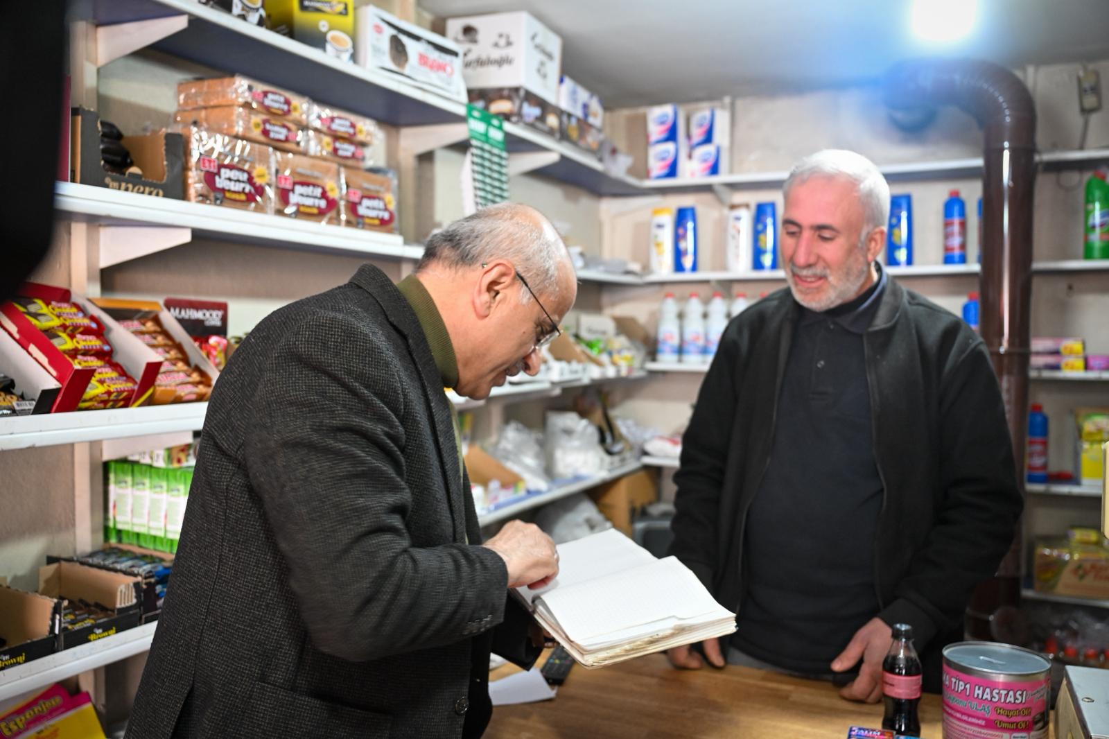 Osmanlı’nın Zimem Defteri geleneğini sürdüren Başkan Er;  VATANDAŞLARIN MAHALLE BAKKALARINA VE FIRINLARINA OLAN BORÇLARINI KAPATTI