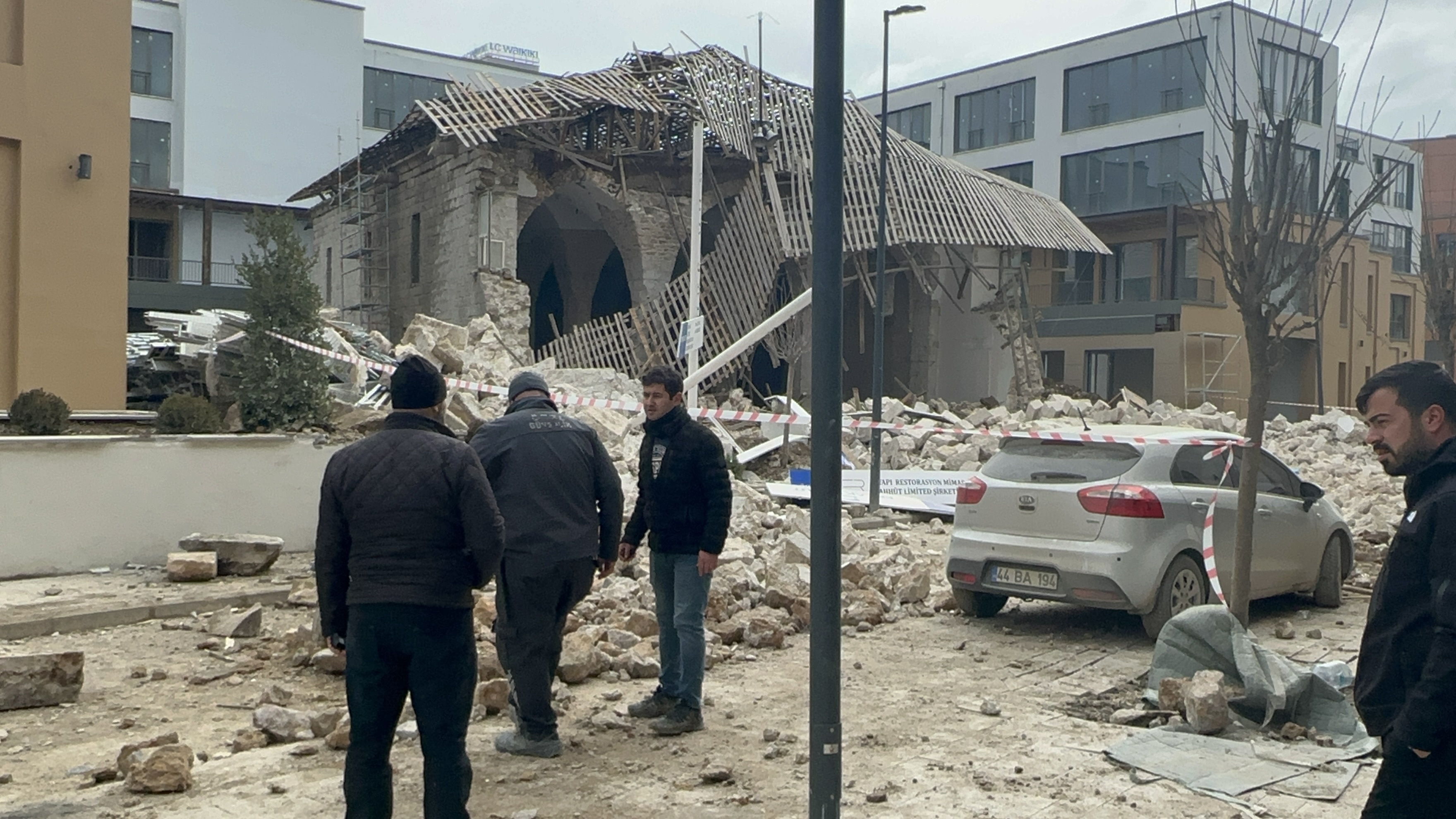 Restorasyon Yapılan Tarihi Camide Çökme: 1 Yaralı