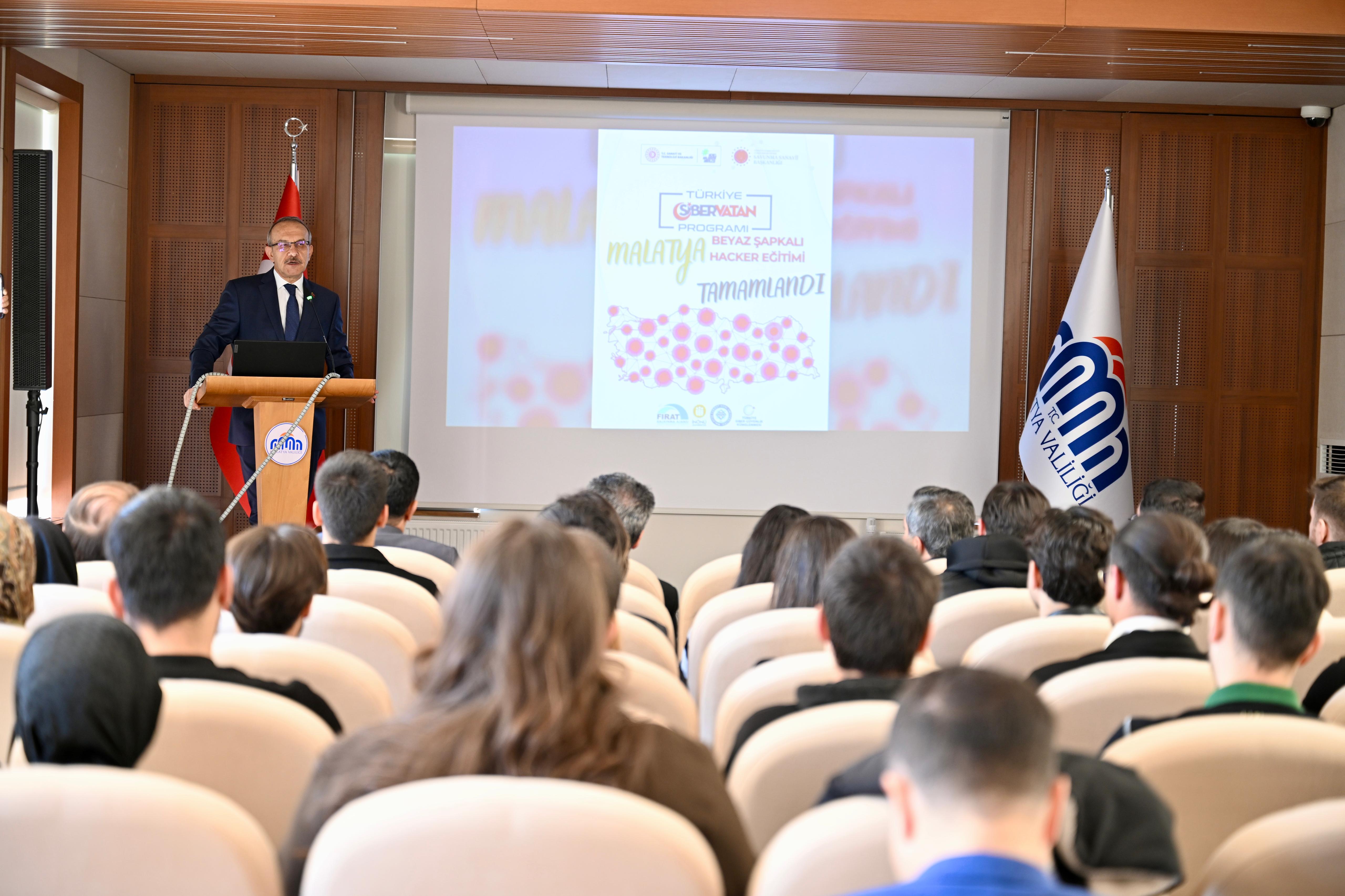 Vali Yavuz, “Türkiye Siber Vatan Programı” Kapsamında Eğitim Alan Öğrencilere Sertifika Verdi